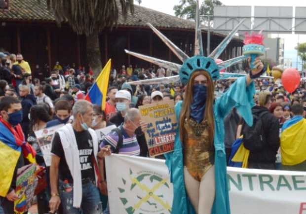 Este manifestante lució el traje de la libertad para resaltar la lucha del pueblo. Este manifestante lució el traje de la libertad para resaltar la lucha del pueblo.