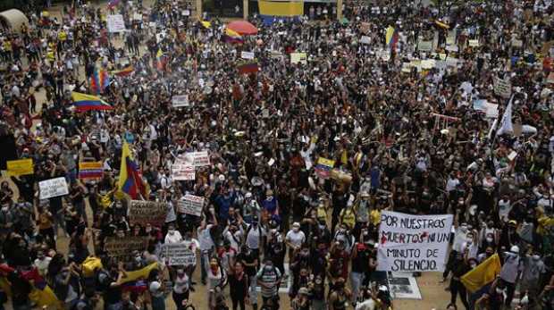 Músicos tocan sus instrumentos en el Parque de los Deseos ayer durante una nueva jornada de protestas en el marco del Paro Nacional, en Medellín. Músicos tocan sus instrumentos en el Parque de los Deseos ayer durante una nueva jornada de protestas en el marco del Paro Nacio