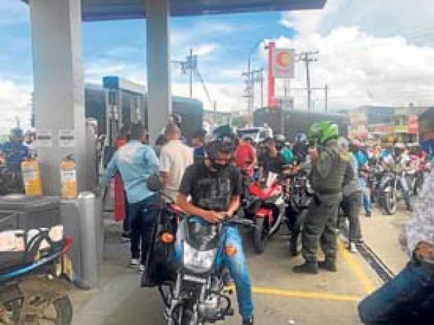 A Anserma se permitió el ingreso de un carrotanque para una estación de servicio, que le dio respiro a conductores de servicio p