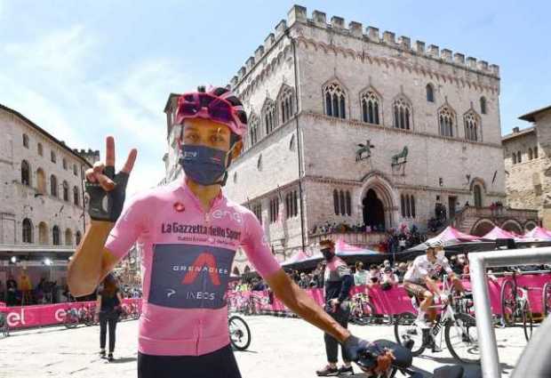 El líder de la general, el colombiano Egan Bernal del equipo Ineos Grenadiers, viste el maillot rosa antes del inicio de la etap