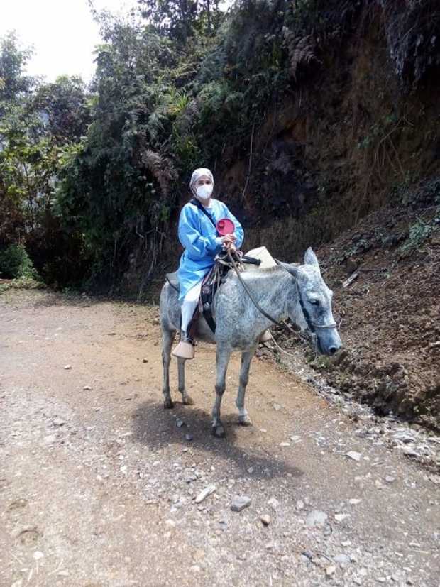 Blanca Zuluaga Zuluaga, auxiliar de enfermería, va de vereda en vereda vacunando a adultos mayores en Aranzazu. 