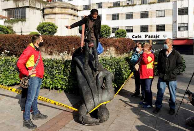 Indígenas Misak derriban la estatua de Jiménez de Quesada, fundador de Bogotá