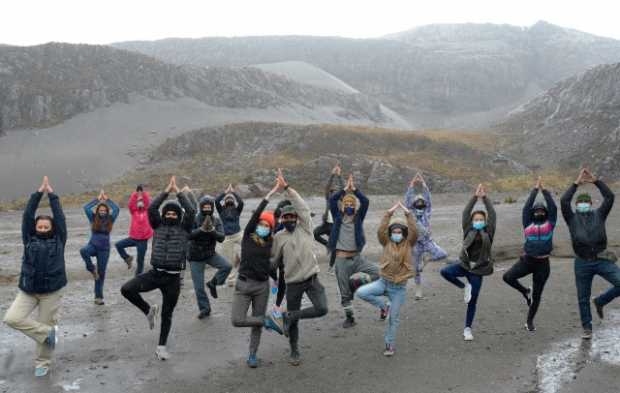 Conectados con el Volcán Nevado del Ruiz: jornada de yoga por los 47 años del PNN Los Nevados