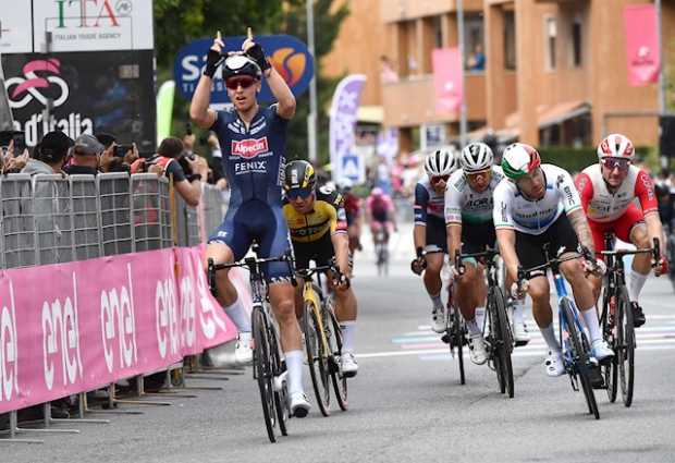Tim Merlier triunfó en la segunda etapa del Giro de Italia 