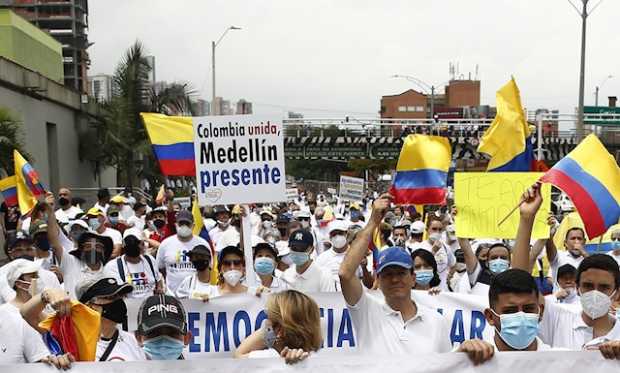 Una marea blanca toma las calles de Colombia en protesta contra las protestas