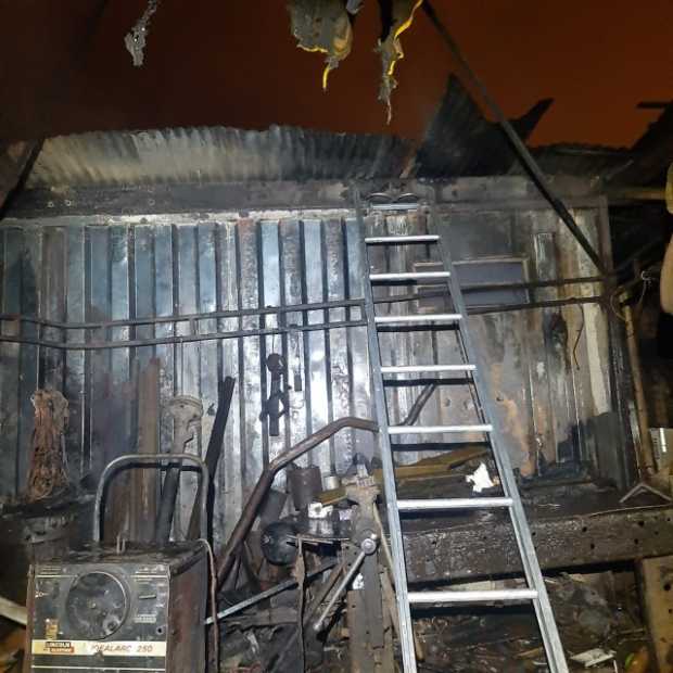 Un incendio se presentó en la noche del viernes en taller de la Panamericana 