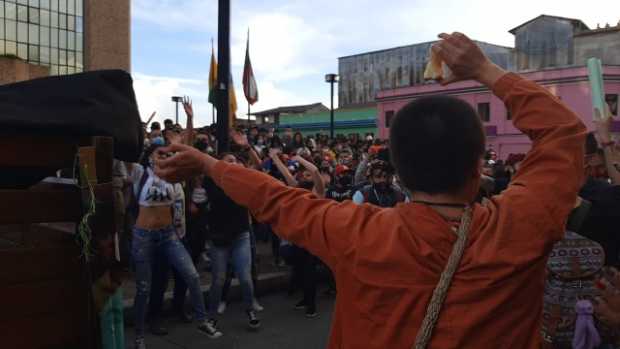 Manifestantes protestan en la plazoleta de la Alcaldía de Manizales