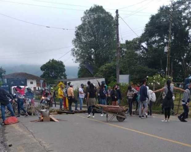 Estado de las vías en Caldas: bloqueo en vía a Neira