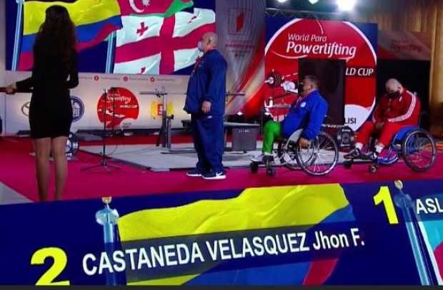 Jhon Freddy Castañeda (de pie) en el podio. 