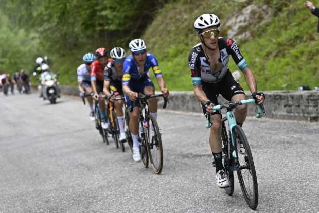 Yates recorta diferencia y Egan Bernal se agarra al liderato del Giro