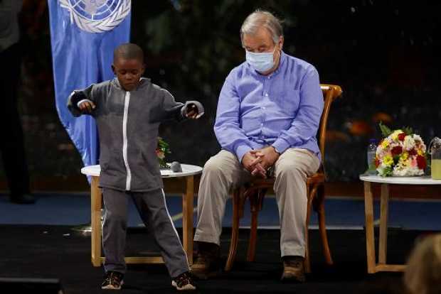 Foto | EFE | LA PATRIA    El secretario general de la ONU, Antonio Guterres, observa el baile de un niño durante un acto en la c