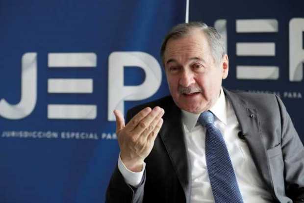 El presidente de la Jurisdicción Especial para la Paz, magistrado Eduardo Cifuentes, habla en entrevista con Efe, el 11 de novie