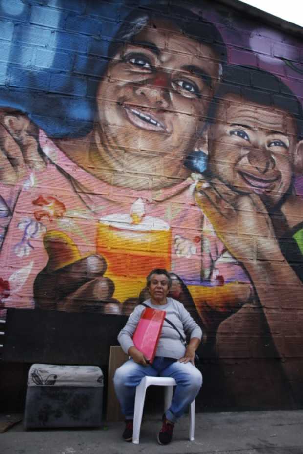 Luz Stella Ruiz, en su mural en la manzana Curuba.