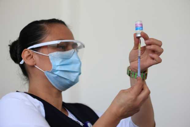 Foto | EFE | LA PATRIA  Enfermeras, médicos y demás personal asistencial espera la tercera dosis contra el SARS-CoV-2.