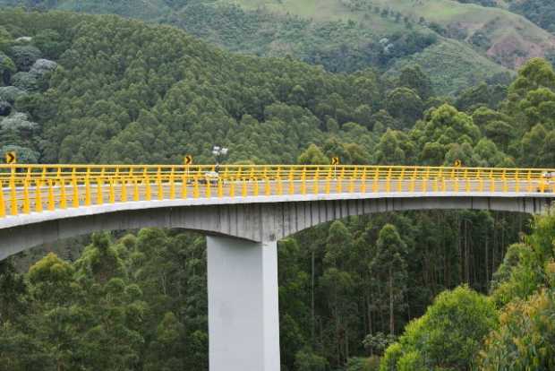 El puente Yarumo Blanco es la segunda obra más importante del proyecto por ser una estructura en forma de herradura y haber sido