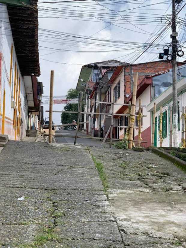 El otro extremo también se encuentra cerrado por el mal estado del pavimento.  