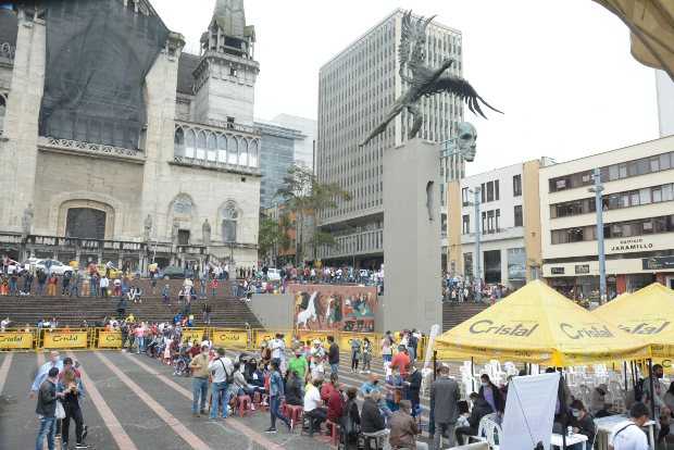 Fotos I Freddy Arango I LA PATRIA  La Plaza de Bolívar de Manizales congregó a centenares de personas para primeras, segundas y 