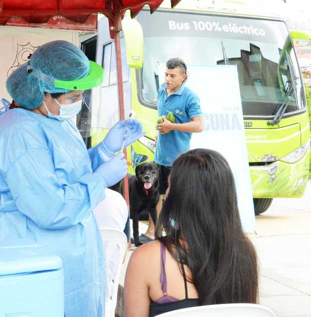 Fotos I Freddy Arango I LA PATRIA  El bus vacunador llega a los barrios como estrategia de la Alcaldía con apoyo de Chec grupo E