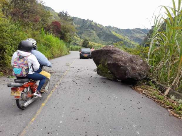 Dos rocas cayeron en la carretera de la vereda La Miel de Pensilvania