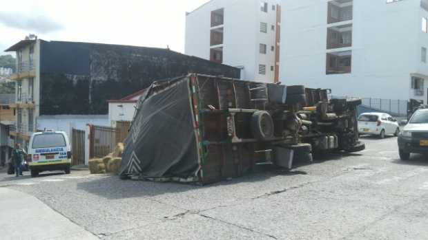 Se volcó camión en Villamaría 