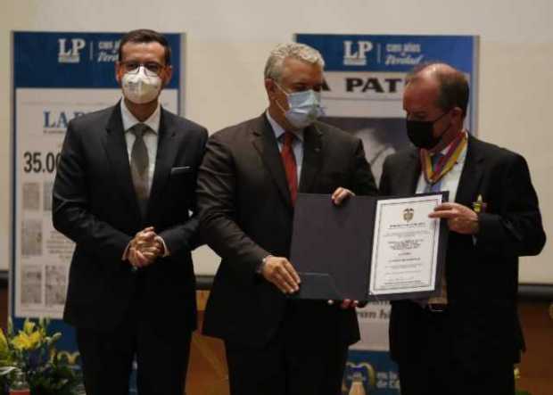 El gobernador de Caldas, Luis Carlos Velásquez; el presidente, Iván Duque; y el director de LA PATRIA, Nicolás Restrepo. 