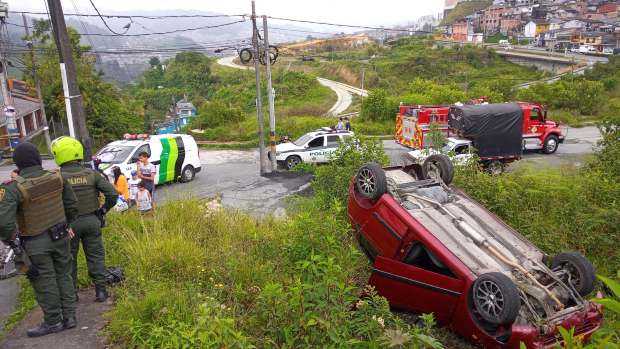 Foto| LA PATRIA Accidente en la mañana de ayer en el sector del Instituto Manizales, Avenida Marcelino Palacios, al que acudió ByR. El conductor, sin lesiones evidentes. Según testigos, el señor no se dejó atender e intentó agredir al personal paramédico. La Policía lo tuvo que reducir y la ambulancia se retiró del lugar. Le harían prueba de alcoholemia. Foto| LA PATRIA Accidente en la mañana de ayer en el sector del Instituto Manizales, Avenida Marcelino Palacios, al que acudió B