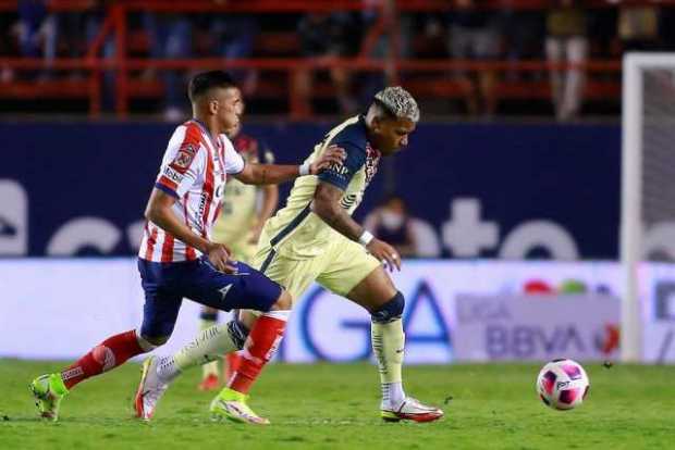 Jesús Piñuelas del Atlético de San Luis (i) disputa el balón con Roger Martínez (d) del América, durante un partido de la jornad