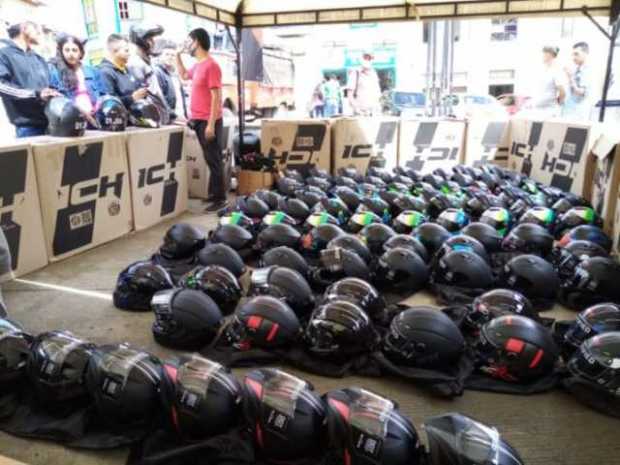 Motociclistas de Aguadas pudieron hacerse a un casco reglamentario, gracias a la jornada de cambio de este elemento de protecció