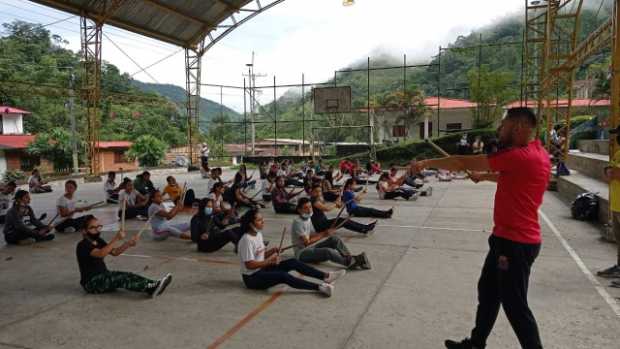 La juventud goza en Pueblo Nuevo (Pensilvania)