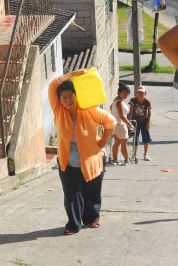 Así pasaban los días en Manizales hace 10 años, cargando agua porque no había una gota en la ciudad.