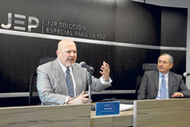 Foto | EFE | LA PATRIA    Karim Khan, fiscal de la Corte Penal Internacional, y Eduardo Cifuentes, presidente de la Jurisdicción