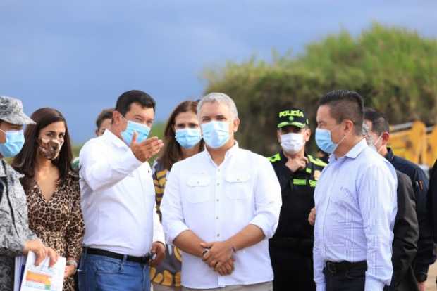 El presidente Duque y su comitiva en los terrenos de Aerocafé.