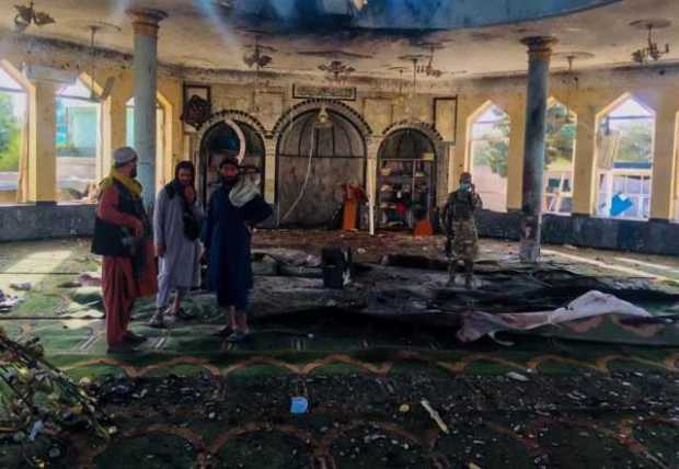 Talibanes inspeccionan el interior de la mezquita chií de Sayed-Abad