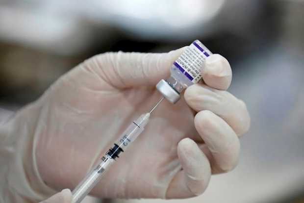 La OMS recomienda una tercera dosis de vacuna anticovid a grupos de riesgo