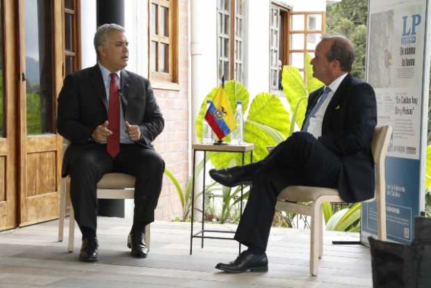 Nicolás Restrepo, director de LA PATRIA, durante el diálogo con el presidente de la República, Iván Duque, ayer en Termales El O
