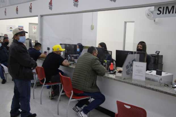 En la ventanilla 2 de Servicios de Tránsito de Manizales se hace el registro para ponerse al día en sus multas de tránsito.