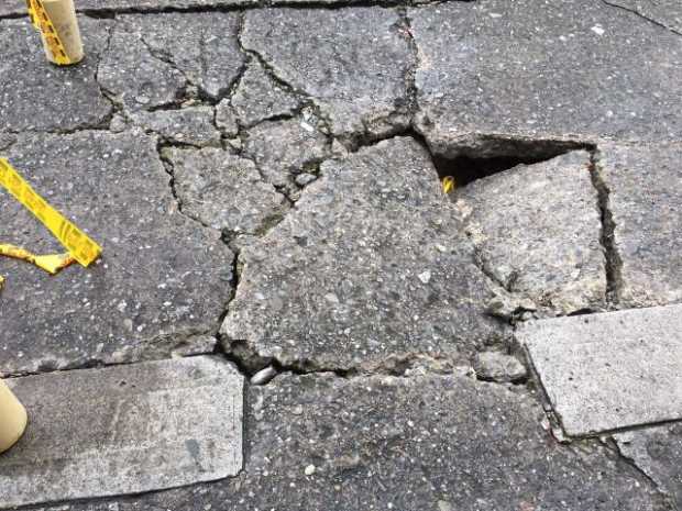 El daño en el pavimento podría causar un accidente. 