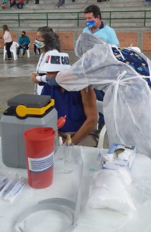El equipo vacunador del Hospital La Merced ejecuta jornadas de inmunización contra la covid-19 en el Coliseo Cubierto de la loca