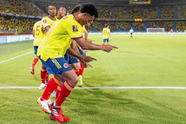 Juan Guillermo Cuadrado celebra con sus compañeros el segundo gol de Miguel Borja ante Chile.