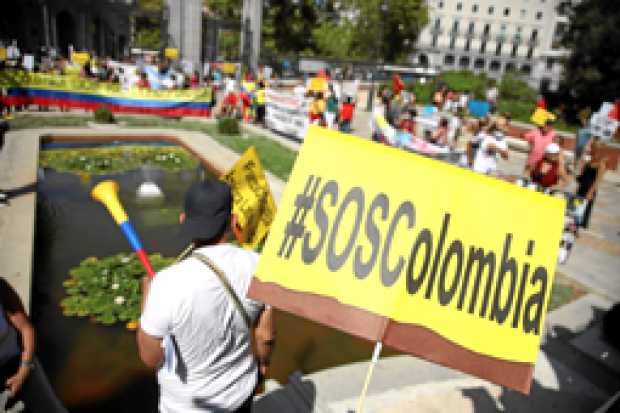 Foto | EFE | LA PATRIA    Cientos de colombianos se manifestaron ayer desde la Puerta del Sol hasta la Puerta de Alcalá, en Madr