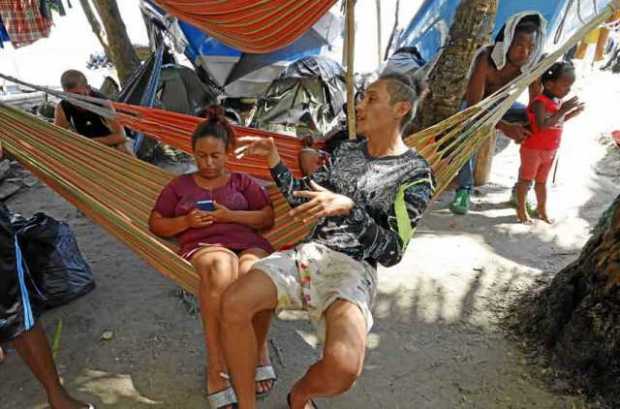 Migrantes haitianos y venezolanos acampan en la playa de Necoclí.