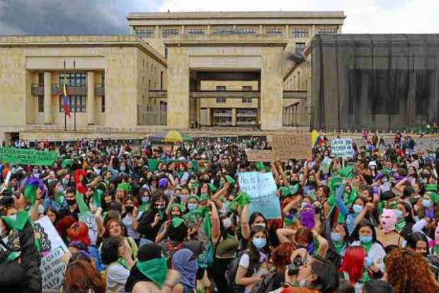 Foto | EFE | KLA PATRIA   "Eliminen el delito del Código Penal", gritaron ayer las mujeres ante el Palacio de Justicia, donde es