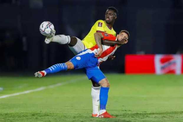 Antonio Sanabria de Paraguay disputa un balón con Davinson Sánchez de Colombia ayer, en un partido de las Eliminatorias sudameri