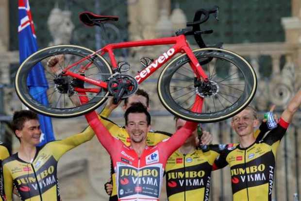 El ciclista esloveno Primoz Roglic (c) celebra con sus compañeros de equipo, al término de la última etapa de La Vuelta Ciclista