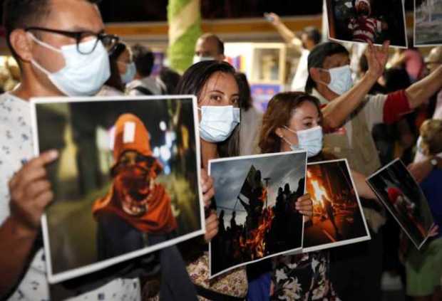 Una decena de manifestantes esperaba al mandatario colombiano con fotografías de la represión de las manifestaciones ocurridas e