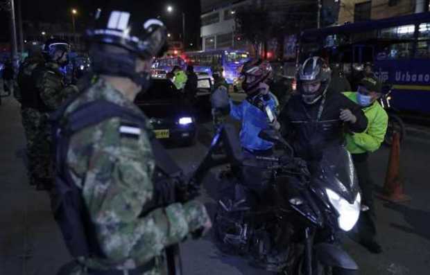 Soldados colombianos prestan seguridad junto a la policía en Bogotá.