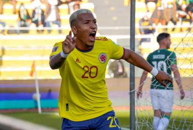 Roger Martínez de Colombia celebra un gol hoy, durante de un partido de las eliminatorias sudamericanas para el Mundial de Catar