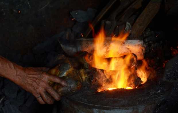 “Cada pata se demora en el proceso cinco minutos en la fragua que funciona con carbón hulla, porque si es mineral o de madera ec