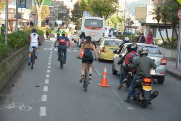 Aunque en general los carriles de bicicletas estaban vacíos o con poca gente, los de carros se mantuvieron llenos.