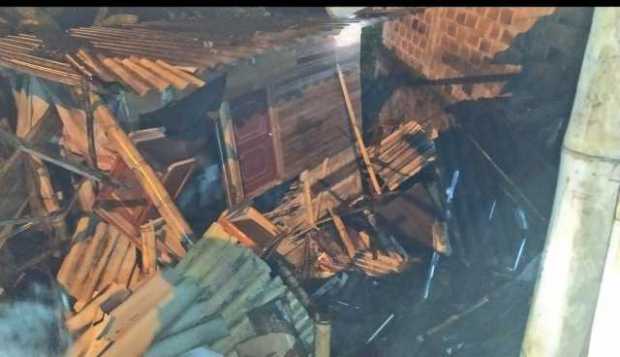 A escombros quedó reducida una casa de bareque del barrio La Pastoral de Chinchiná, luego de que en la madrugada de este jueves 